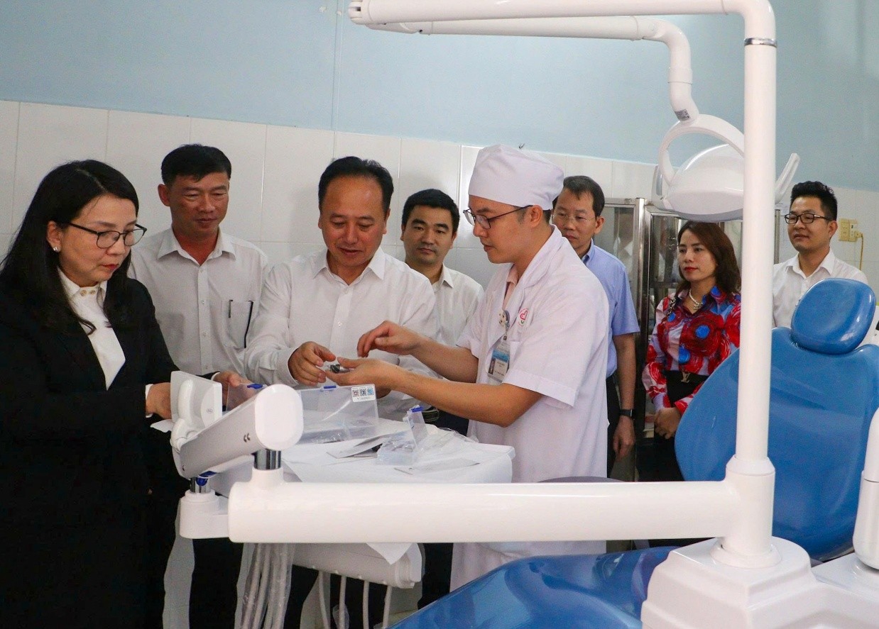 Tham quan ghế máy răng và thiết bị nha khoa do bệnh viện tài trợ